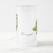 郡ドニゴールの地図及び頂上のマグ フロストグラスビールジョッキ (中央)