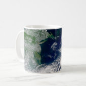 部分的な地球にハリケーンが衝突する。 コーヒーマグカップ (正面左)