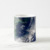 部分的な地球にハリケーンが衝突する。 コーヒーマグカップ (中央)