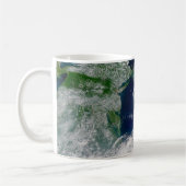 部分的な地球にハリケーンが衝突する。 コーヒーマグカップ (左)