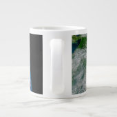 部分的な地球にハリケーンが衝突する。 ジャンボコーヒーマグカップ (裏面)