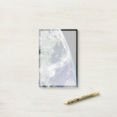 部分的な地球にハリケーンが衝突する。 ポストイット (デスク上)