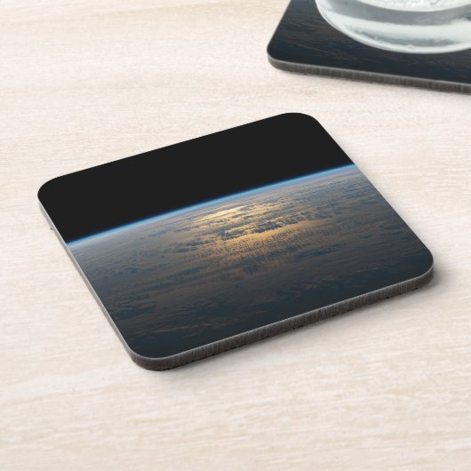 部分的に曇った南太平洋から夕暮れ光る コースター (左側)