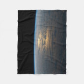 部分的に曇った南太平洋から夕暮れ光る フリースブランケット (正面)