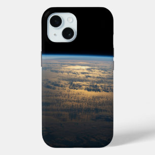 部分的に曇った南太平洋から夕暮れ光る iPhone 15ケース