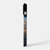 部分的に曇った南太平洋から夕暮れ光る iPhone 15ケース (左側面)