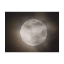 部分的に雲に覆われた満月、オハイオ州