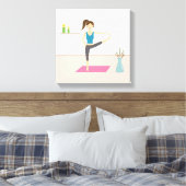 部屋かわいらしでヨガを練習しているスタイリッシュ女性 キャンバスプリント (インサイチュ (寝室))