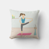 部屋かわいらしでヨガを練習しているスタイリッシュ女性 クッション (正面)