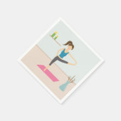 部屋かわいらしでヨガを練習しているスタイリッシュ女性 スタンダードカクテルナプキン (角)