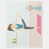 部屋かわいらしでヨガを練習しているスタイリッシュ女性 フリースブランケット (正面)