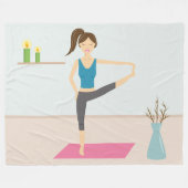 部屋かわいらしでヨガを練習しているスタイリッシュ女性 フリースブランケット (正面(横))