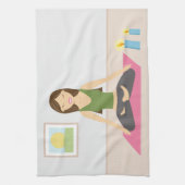 部屋でヨガをしている可愛かわいらしい女の子 キッチンタオル (縦)