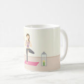 部屋でヨガをしている美飾しい女性 コーヒーマグカップ (正面右)