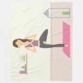部屋でヨガをしている美飾しい女性 フリースブランケット (正面)