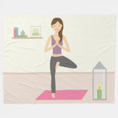 部屋でヨガをしている美飾しい女性 フリースブランケット (正面(横))