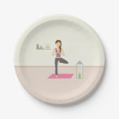 部屋でヨガをしている美飾しい女性 ペーパープレート (正面)