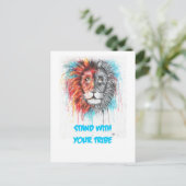 部族のはがきを持って立つ ポストカード (スタンド正面)