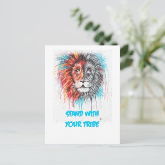 部族のはがきを持って立つ ポストカード (スタンド正面)