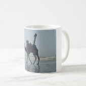 部族のラクダに乗って:朝の波と砂と海 コーヒーマグカップ (正面右)