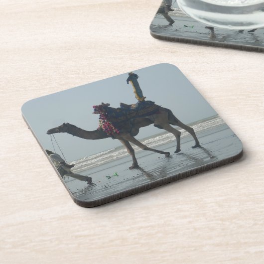 部族のラクダに乗る:朝の潮砂と海 コースター (左側)