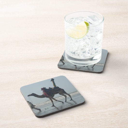 部族のラクダに乗る:朝の潮砂と海 コースター (右側)