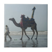 部族のラクダに乗る:朝の潮砂と海 タイル (正面)