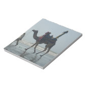 部族のラクダに乗る:朝の潮砂と海 ノートパッド (回転)