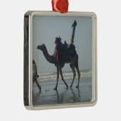部族のラクダに乗る:朝の潮砂と海 メタルオーナメント (右)