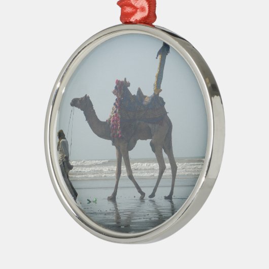 部族のラクダに乗る:朝の潮砂と海 メタルオーナメント (左)