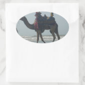 部族のラクダに乗る:朝の潮砂と海 楕円形シール (バッグ)