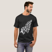 部族の吠えるオオカミデザイン - 堂々とした壮大なアート Tシャツ (正面フル)