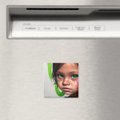 部族の子供 | Little Futuristic Girl Green Eyes マグネット (インサイチュ (食洗機))