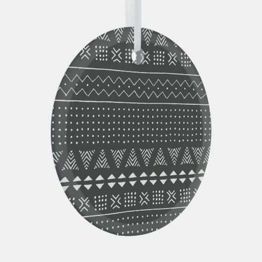 部族の民族:白黒パターン。 ガラスオーナメント (正面右)