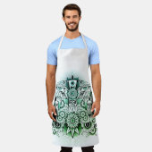 部族デザイン緑の濃淡 エプロン (着用した状態)