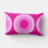 部族モダンろうけつ染めサークル – 明るい赤紫色ピンク ランバークッション (裏面)