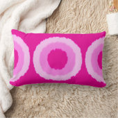 部族モダンろうけつ染めサークル – 明るい赤紫色ピンク ランバークッション (ブランケット)