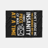 郵便労おもしろい働者宅配便引用文 フリースブランケット (正面(横))