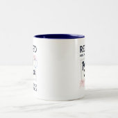 郵便局員の退職メールおもしろいマン ツートーンマグカップ (中央)