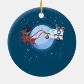 郵便局員クリスマスメールトラック郵便おもしろい配達人 セラミックオーナメント (裏面)