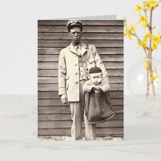 郵便配達かばんのベビーを持つ制服の郵便集配人 カード (黄色い花)