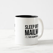 郵便配達員と一緒に寝なさい。彼らはいつも配達する。 ツートーンマグカップ (正面右)