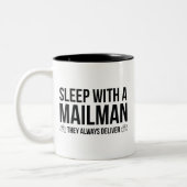 郵便配達員と一緒に寝なさい。彼らはいつも配達する。 ツートーンマグカップ (左)