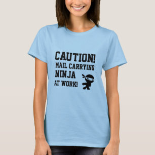郵便配達員の忍者のTシャツ Tシャツ