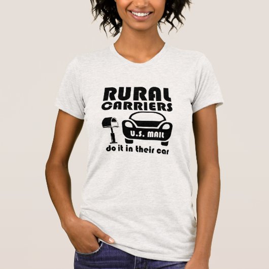 郵便配達員は車で仕事をこなす Tシャツ (正面)
