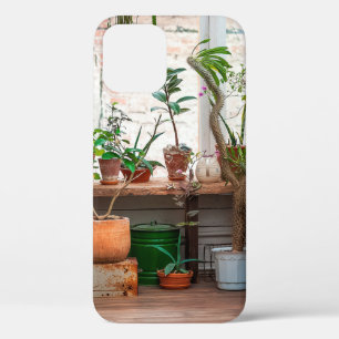 都会のジャングル。植物や花を持つ冬の庭。 iPhone 12ケース