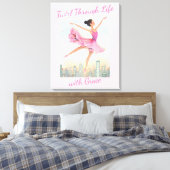 都会の上で優雅に回転する気まぐれなバレリーナ キャンバスプリント (インサイチュ (寝室))