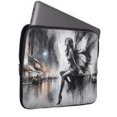 都会の闇の妖精ファンタジー未来的なゴシックの街 ラップトップスリーブ (正面右)