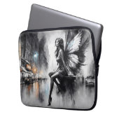 都会の闇の妖精ファンタジー未来的なゴシックの街 ラップトップスリーブ (正面左)