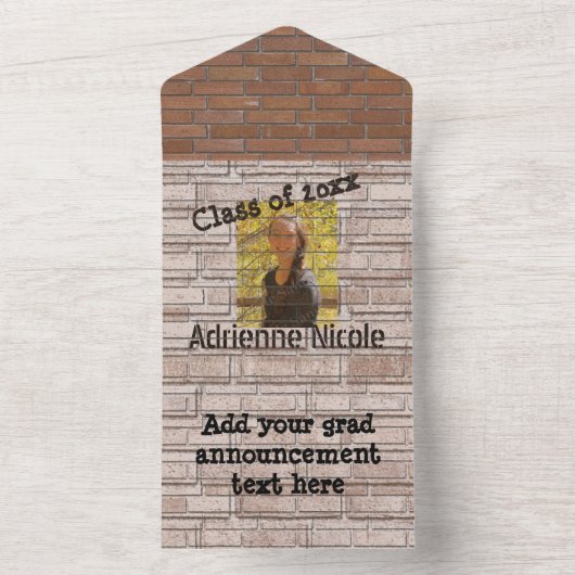 都市のレンガ壁に卒業記念の落書き写真 オールインワン招待状 (内側)